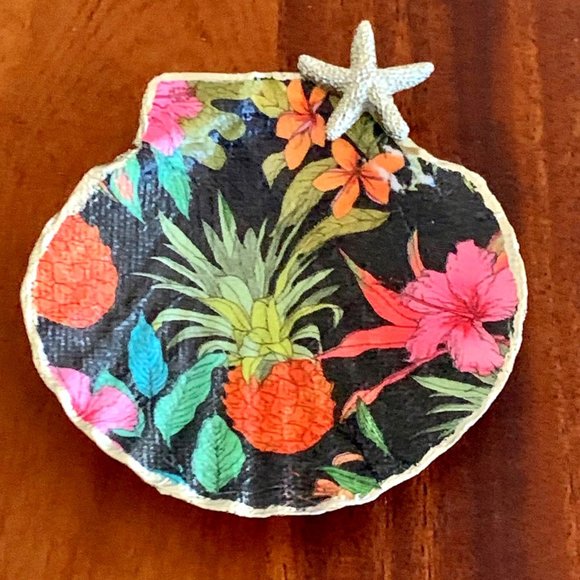 Scallop Shell Jewelry Keeper - Picture 1 of 3